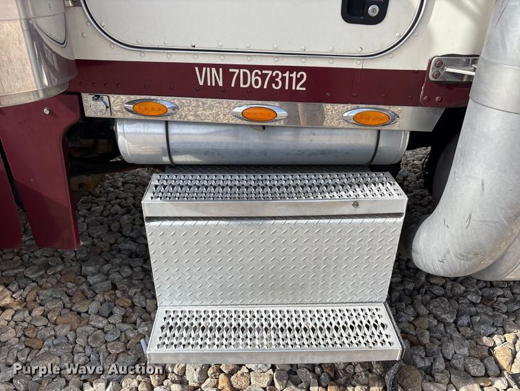 image for item EU0369 2007 Peterbilt 379 semi truck