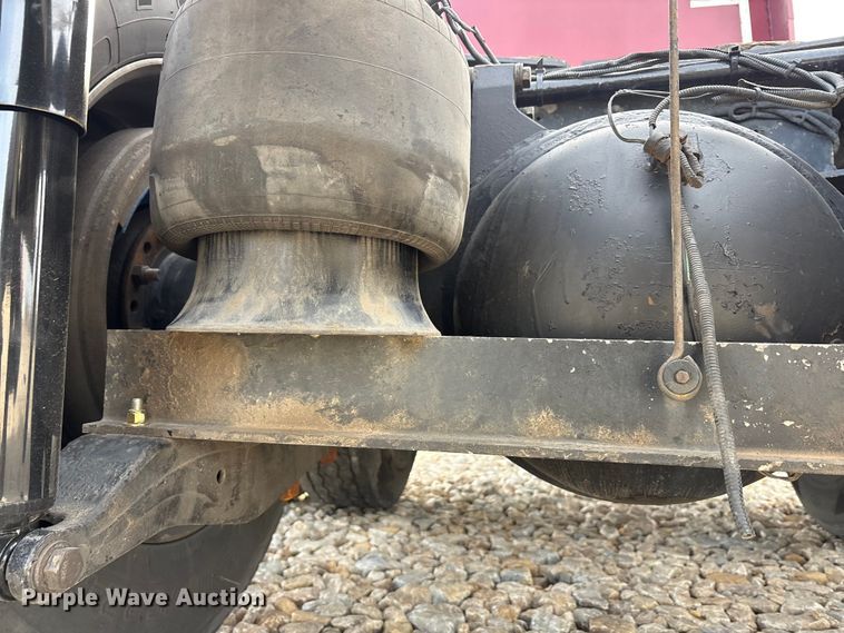 image for item EU0369 2007 Peterbilt 379 semi truck