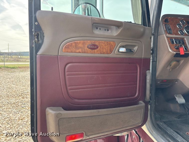 image for item EU0369 2007 Peterbilt 379 semi truck