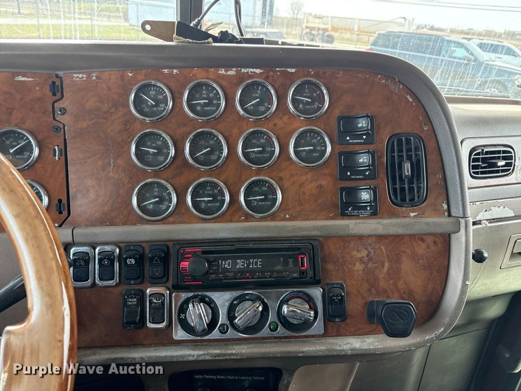 image for item EU0369 2007 Peterbilt 379 semi truck