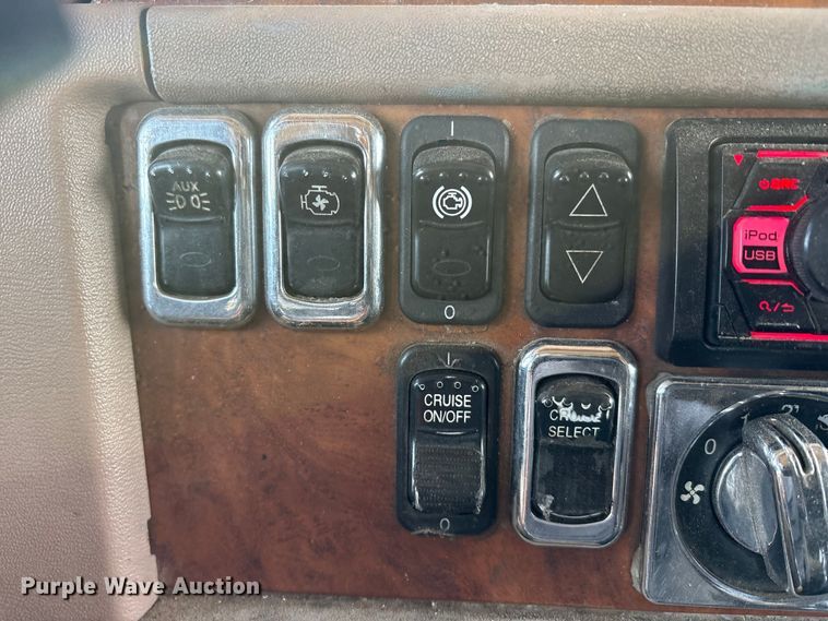 image for item EU0369 2007 Peterbilt 379 semi truck