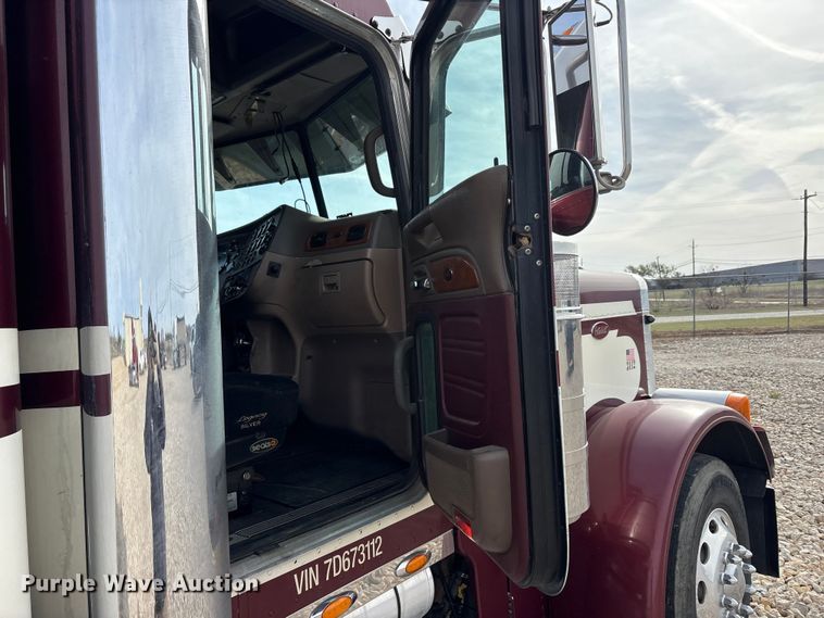 image for item EU0369 2007 Peterbilt 379 semi truck