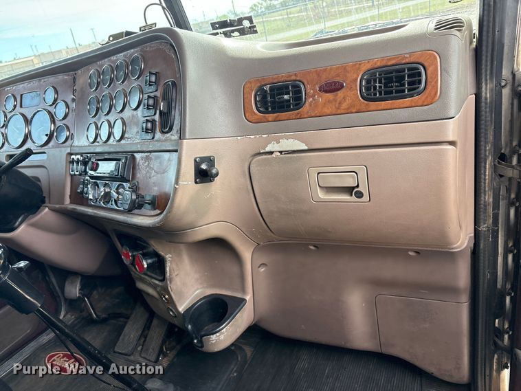 image for item EU0369 2007 Peterbilt 379 semi truck