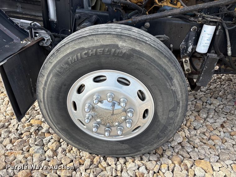 image for item EU0369 2007 Peterbilt 379 semi truck