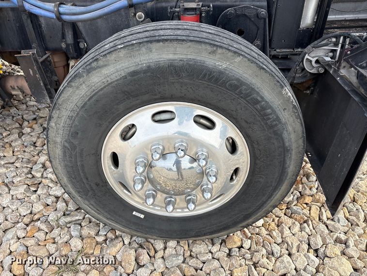 image for item EU0369 2007 Peterbilt 379 semi truck