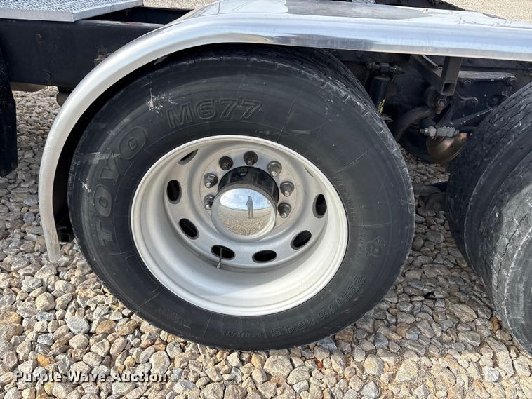 image for item EU0369 2007 Peterbilt 379 semi truck