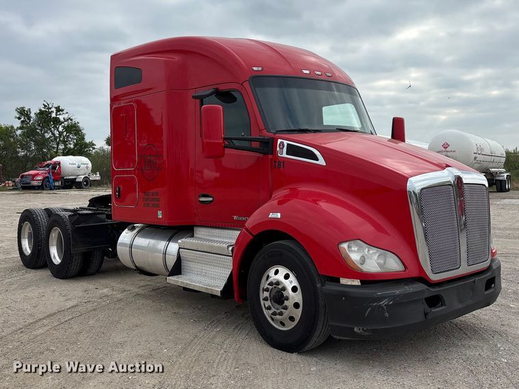 image for item EU0450 2019 Kenworth T680 semi truck