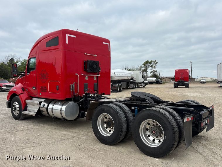 image for item EU0450 2019 Kenworth T680 semi truck