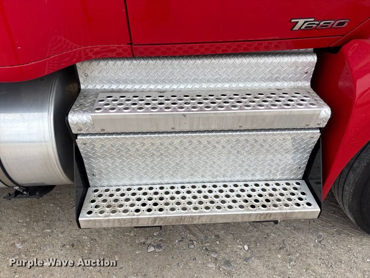 image for item EU0450 2019 Kenworth T680 semi truck