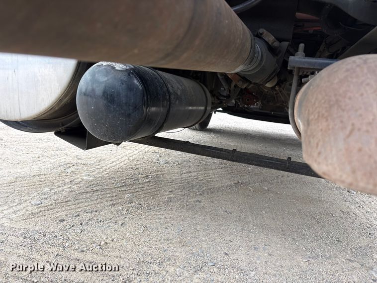 image for item EU0450 2019 Kenworth T680 semi truck