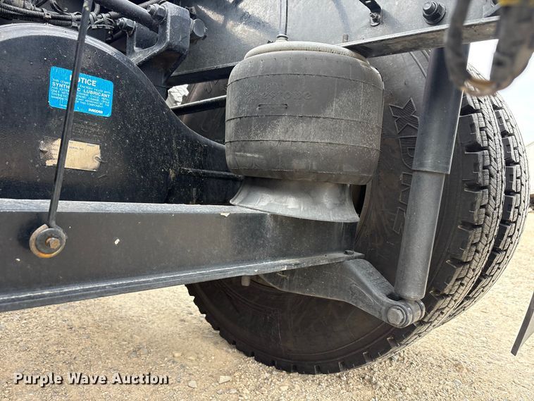 image for item EU0450 2019 Kenworth T680 semi truck