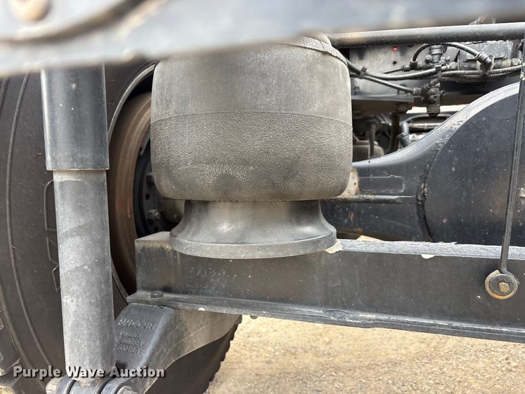 image for item EU0450 2019 Kenworth T680 semi truck