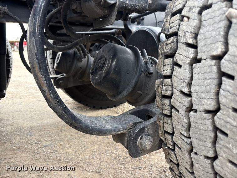 image for item EU0450 2019 Kenworth T680 semi truck