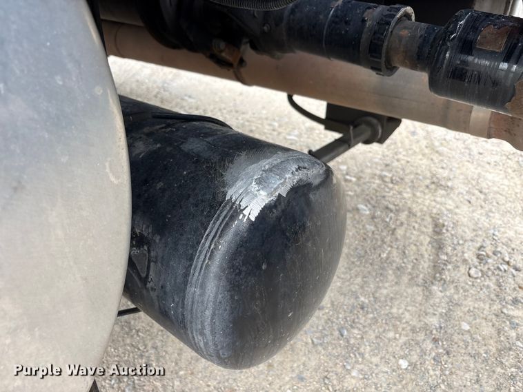 image for item EU0450 2019 Kenworth T680 semi truck