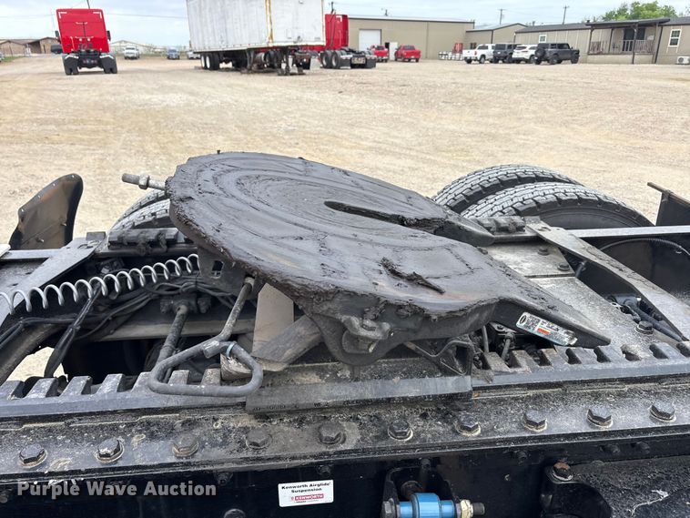 image for item EU0450 2019 Kenworth T680 semi truck