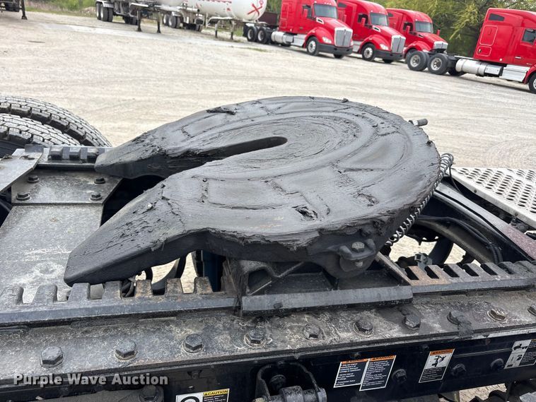 image for item EU0450 2019 Kenworth T680 semi truck