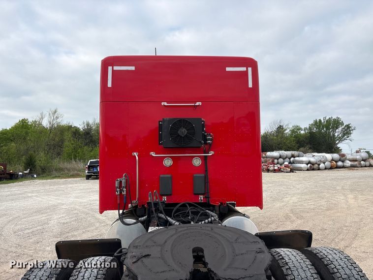 image for item EU0450 2019 Kenworth T680 semi truck