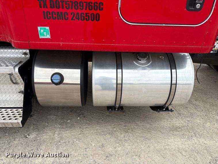 image for item EU0450 2019 Kenworth T680 semi truck