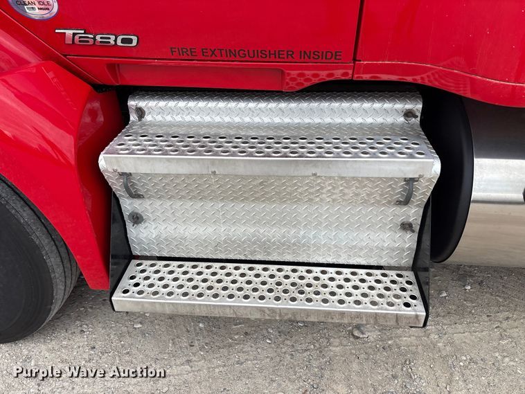 image for item EU0450 2019 Kenworth T680 semi truck