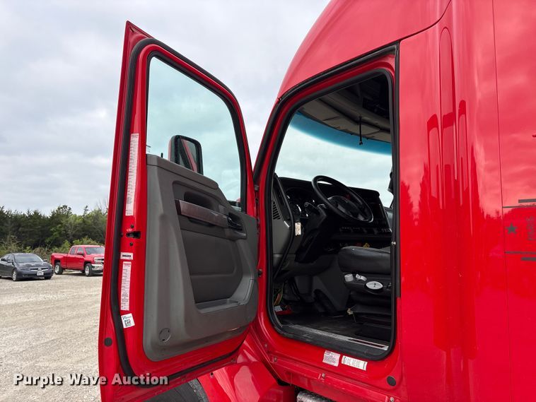 image for item EU0450 2019 Kenworth T680 semi truck