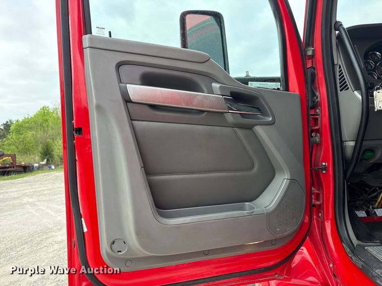 image for item EU0450 2019 Kenworth T680 semi truck