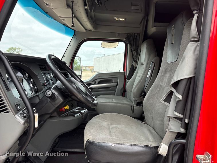 image for item EU0450 2019 Kenworth T680 semi truck