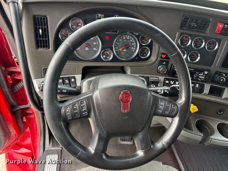 image for item EU0450 2019 Kenworth T680 semi truck