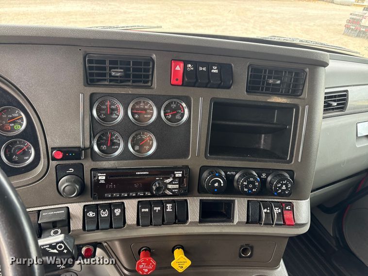 image for item EU0450 2019 Kenworth T680 semi truck