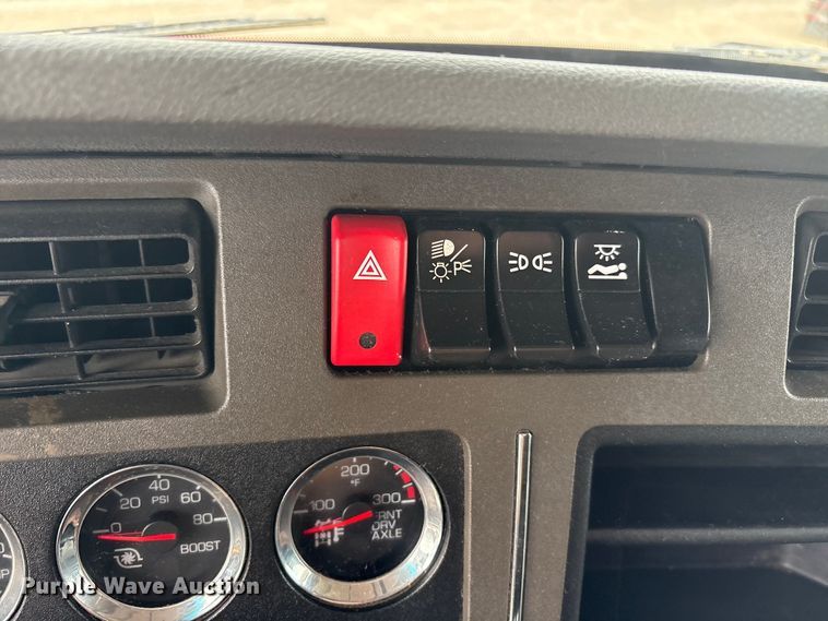 image for item EU0450 2019 Kenworth T680 semi truck