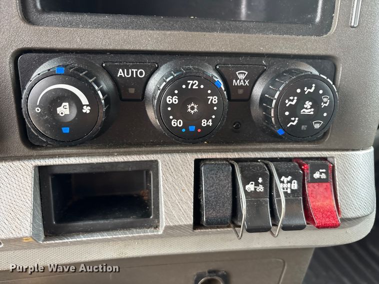 image for item EU0450 2019 Kenworth T680 semi truck