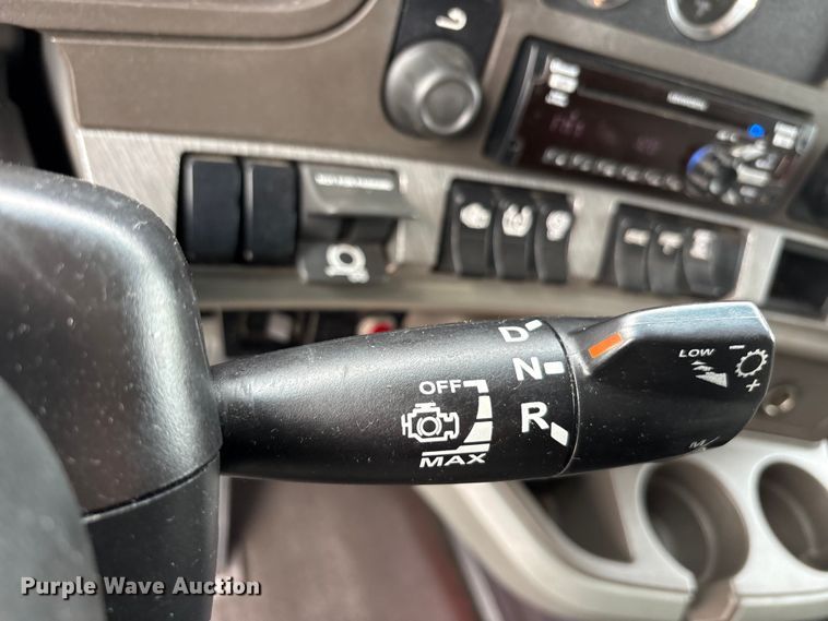 image for item EU0450 2019 Kenworth T680 semi truck