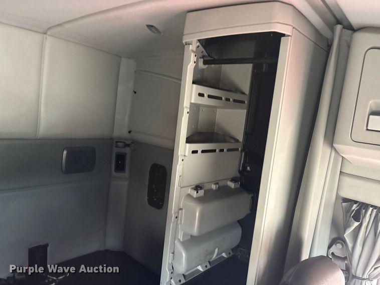 image for item EU0450 2019 Kenworth T680 semi truck