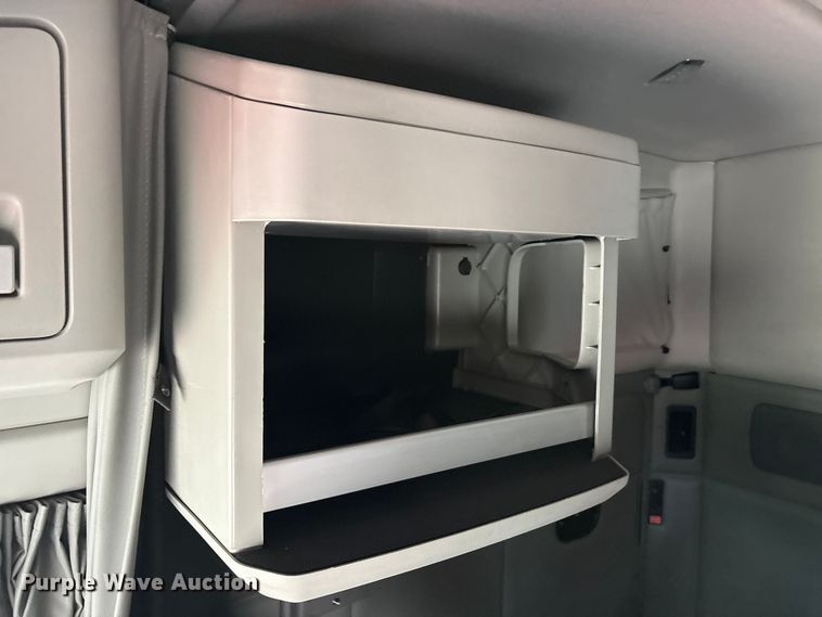 image for item EU0450 2019 Kenworth T680 semi truck