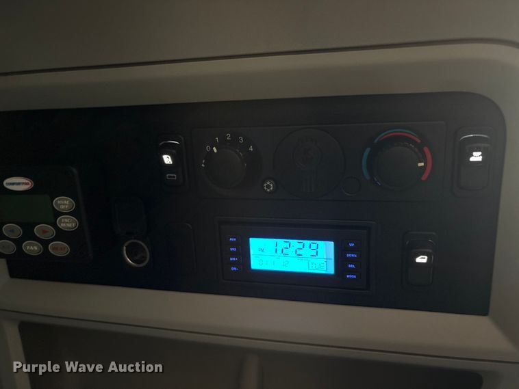 image for item EU0450 2019 Kenworth T680 semi truck