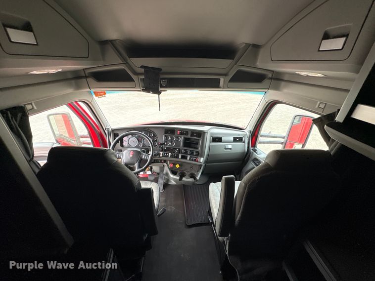 image for item EU0450 2019 Kenworth T680 semi truck