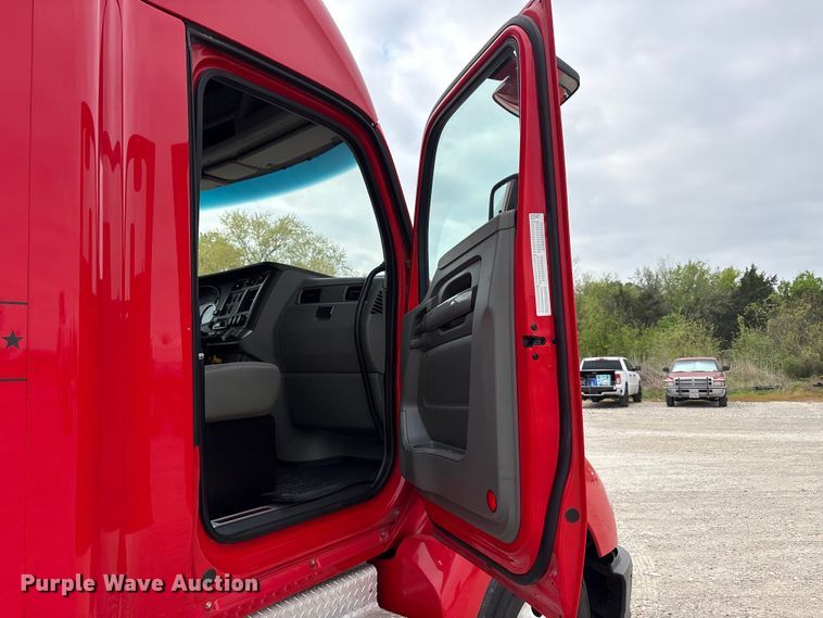 image for item EU0450 2019 Kenworth T680 semi truck