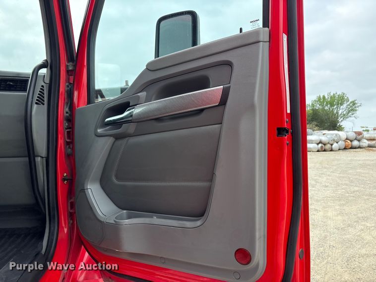 image for item EU0450 2019 Kenworth T680 semi truck