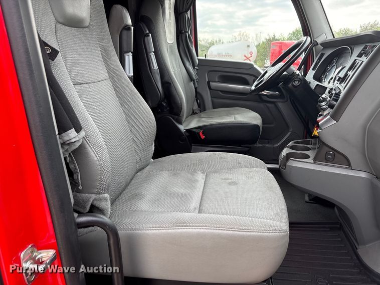 image for item EU0450 2019 Kenworth T680 semi truck