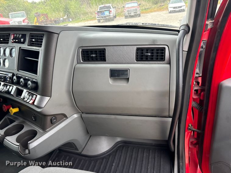 image for item EU0450 2019 Kenworth T680 semi truck