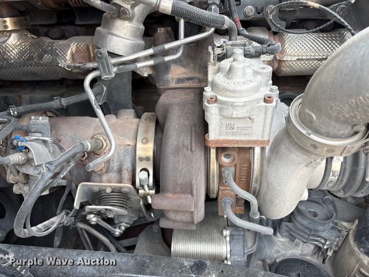 image for item EU0450 2019 Kenworth T680 semi truck