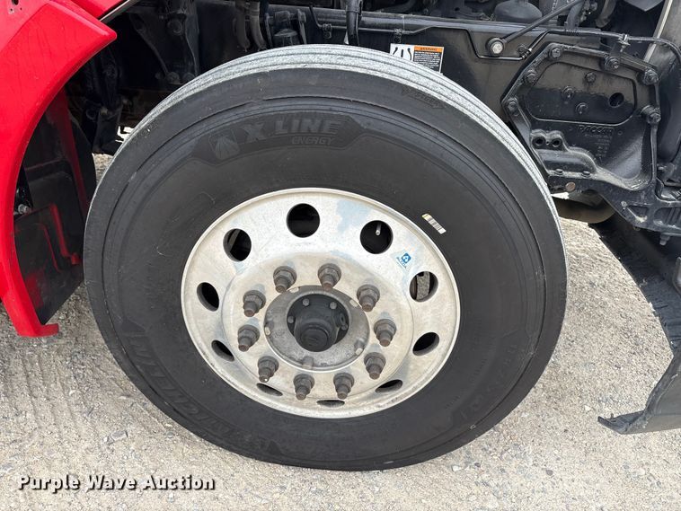 image for item EU0450 2019 Kenworth T680 semi truck