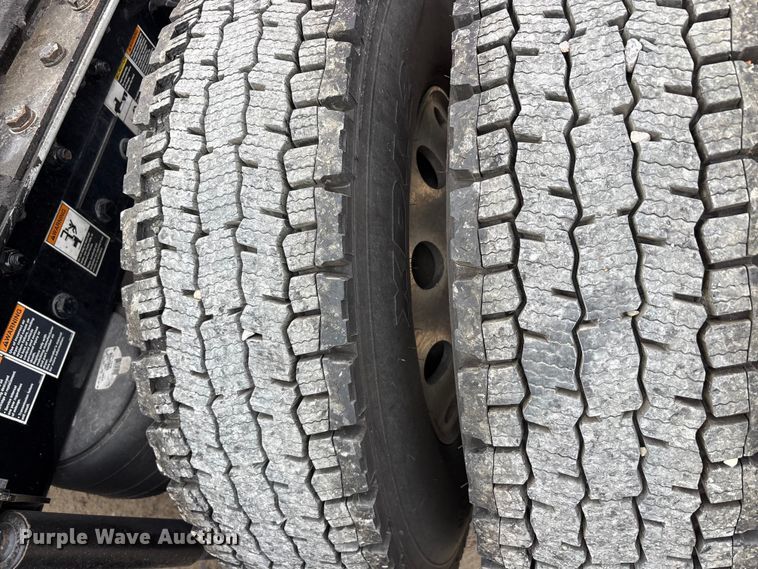 image for item EU0450 2019 Kenworth T680 semi truck