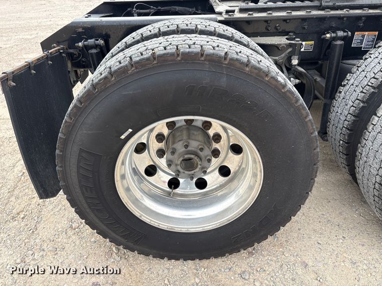 image for item EU0450 2019 Kenworth T680 semi truck