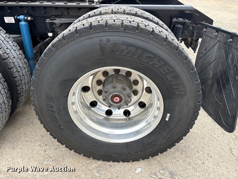 image for item EU0450 2019 Kenworth T680 semi truck