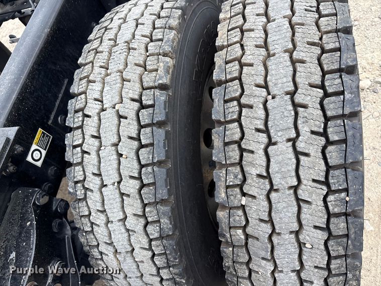 image for item EU0450 2019 Kenworth T680 semi truck