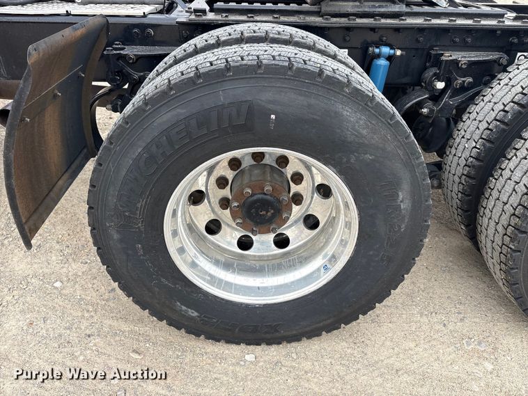 image for item EU0450 2019 Kenworth T680 semi truck