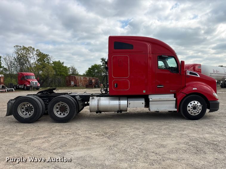 image for item EU0451 2020 Kenworth T680 semi truck