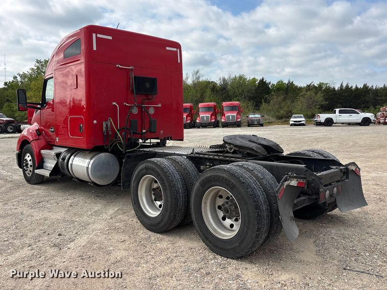 image for item EU0451 2020 Kenworth T680 semi truck