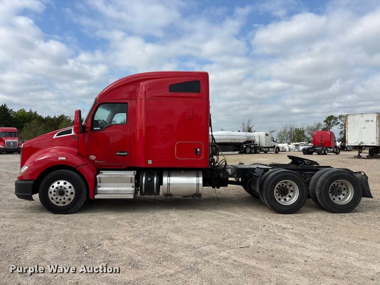 image for item EU0451 2020 Kenworth T680 semi truck