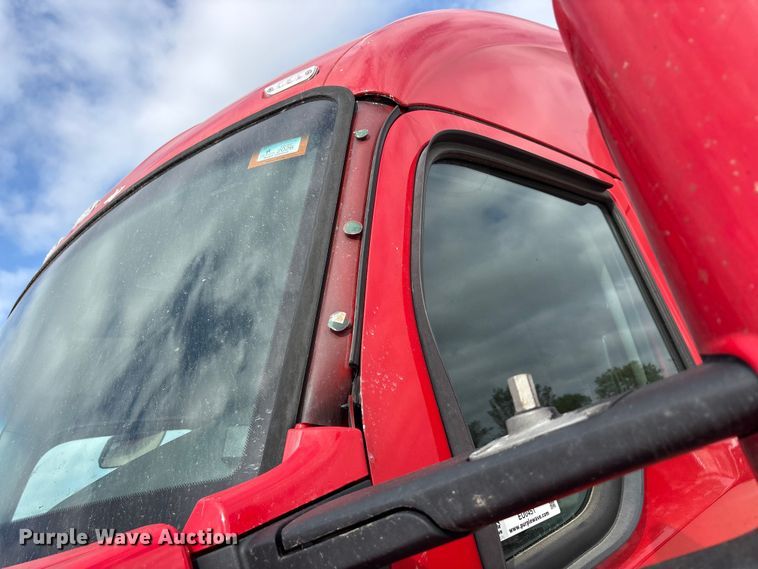 image for item EU0451 2020 Kenworth T680 semi truck